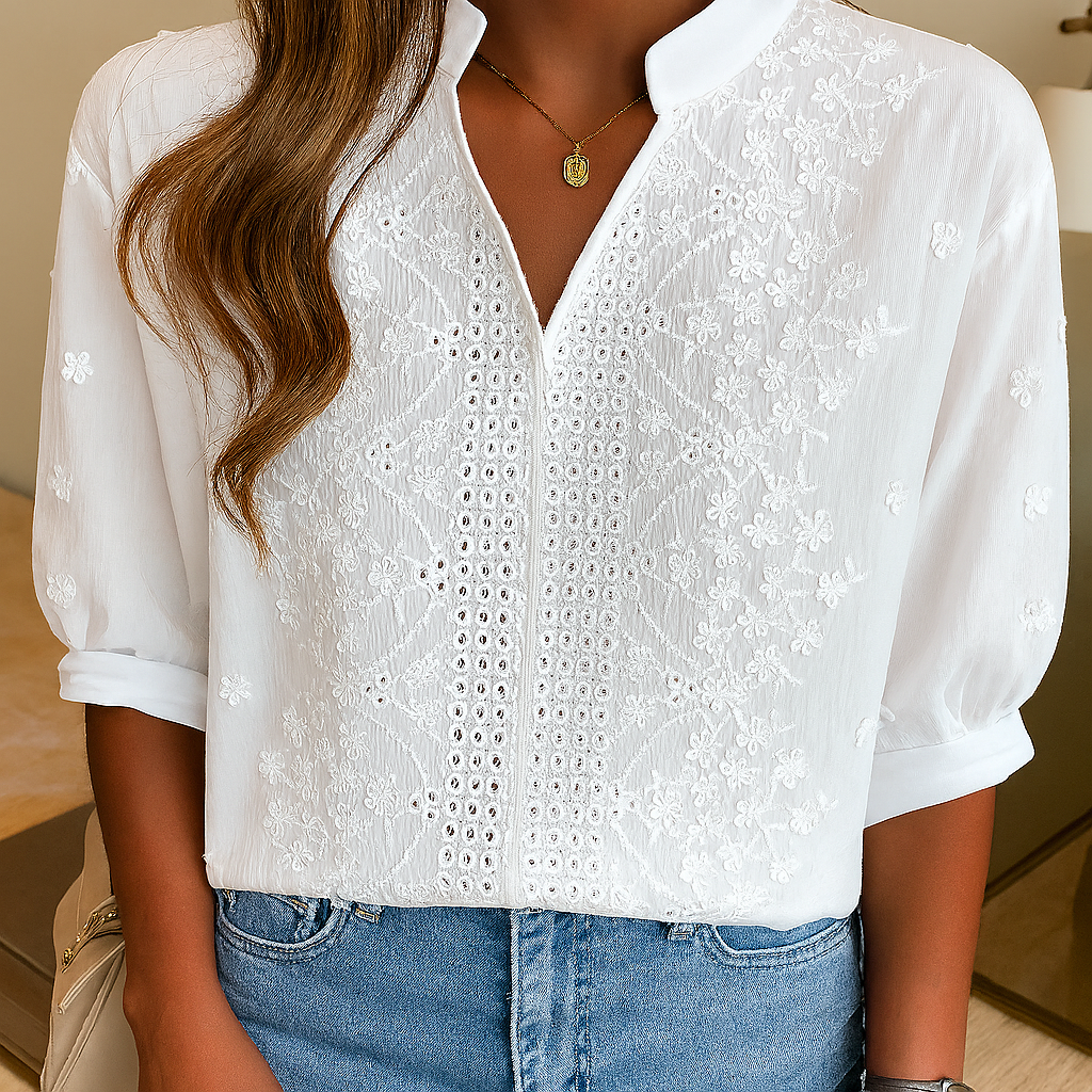 Hvit bluse med v-hals og blonder