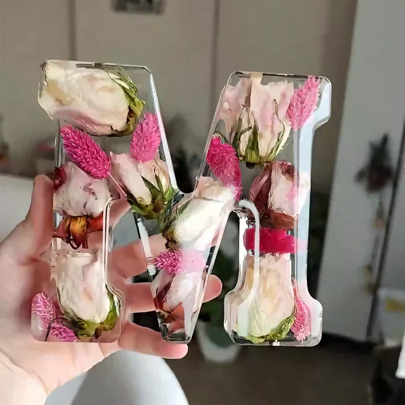 Nattlampe formet som forbokstav, resin med tørkede blomster