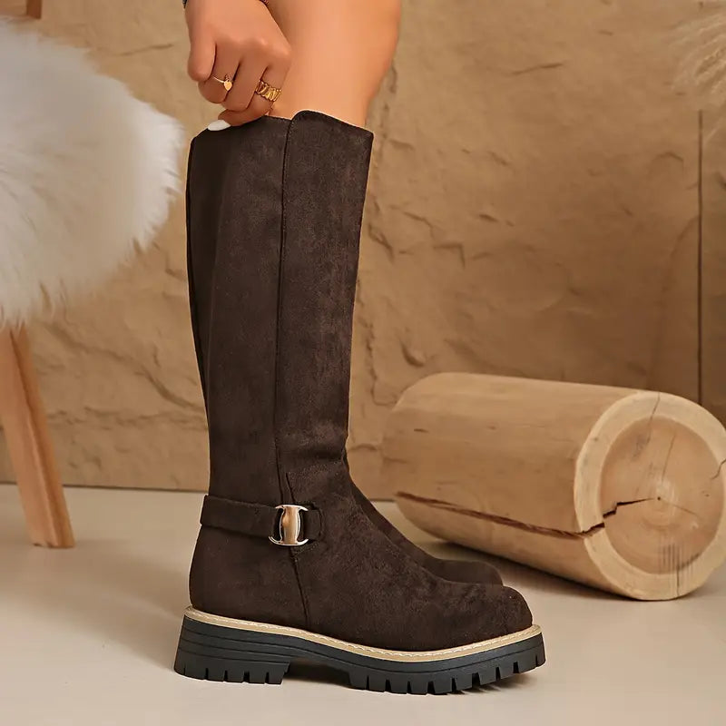 Høye boots med tykk, sklisikker såle.
