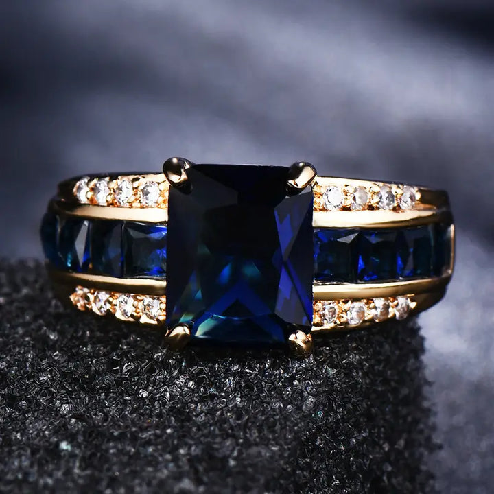 Elegant gullring med raffinerte detaljer