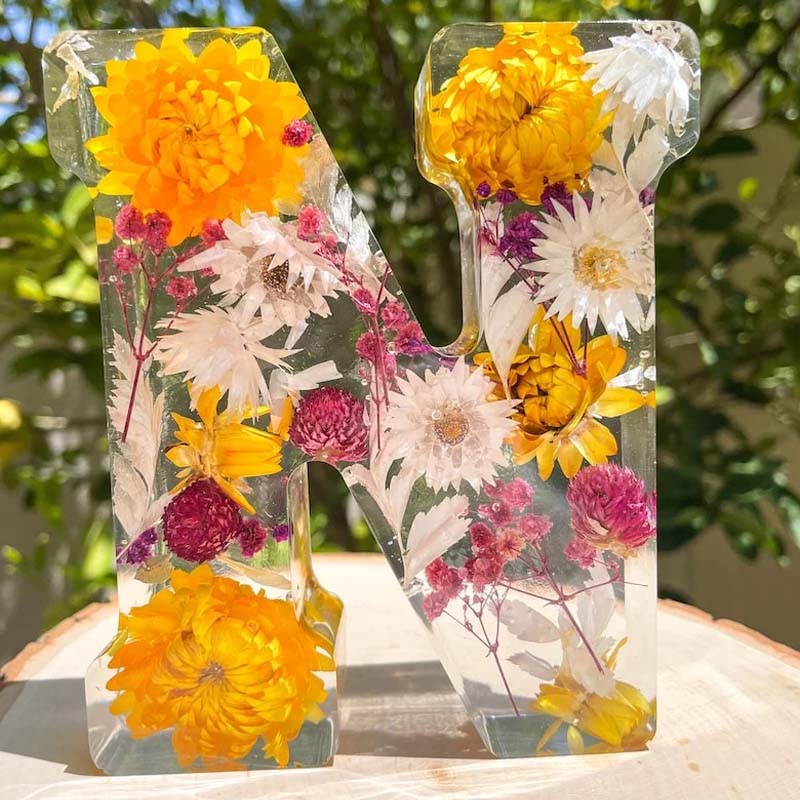 Nattlampe formet som forbokstav, resin med tørkede blomster