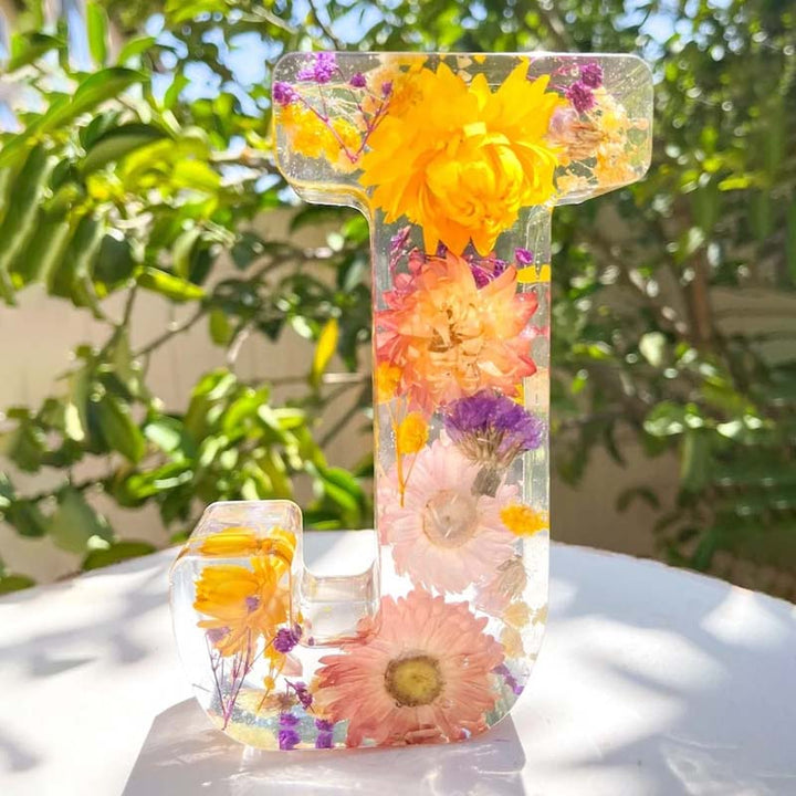 Nattlampe formet som forbokstav, resin med tørkede blomster