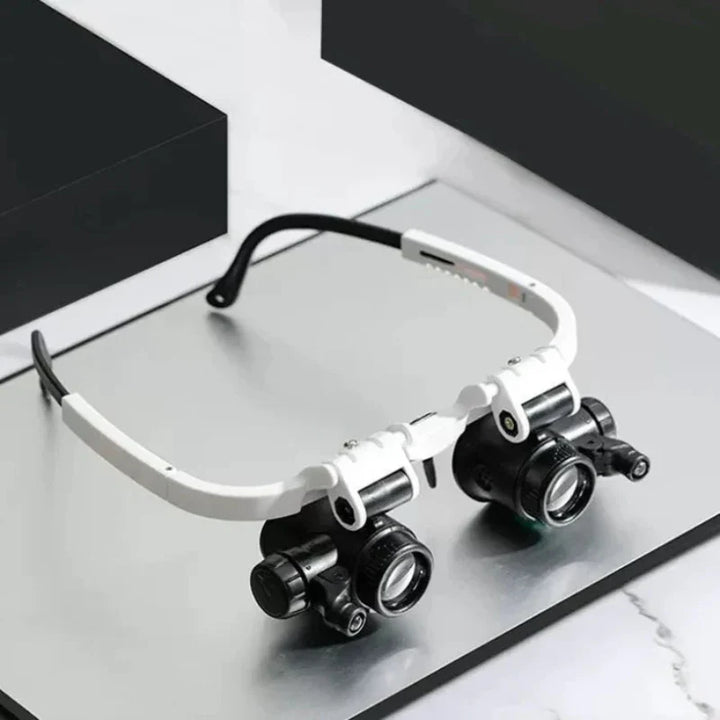 Magnifying glass with LED lighting and adjustable lenses
