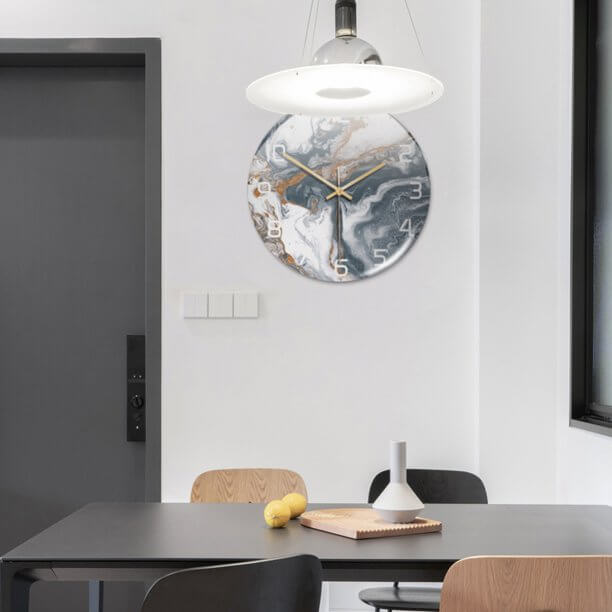 Elegant veggklokke med marmoreffekt – MarbleTime