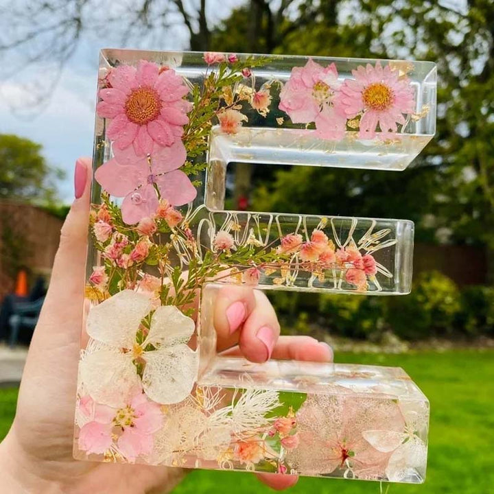 Nattlampe formet som forbokstav, resin med tørkede blomster