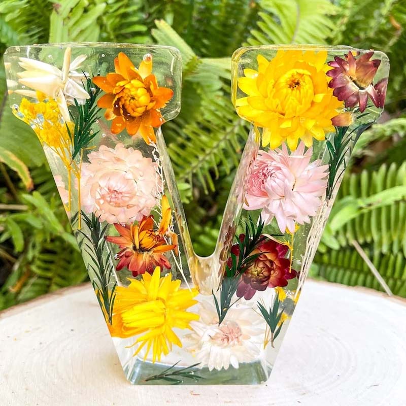 Nattlampe formet som forbokstav, resin med tørkede blomster