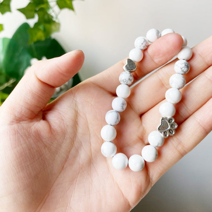 Armbånd med naturlige edelsteiner og pote- og hjertecharm – Håndlaget design