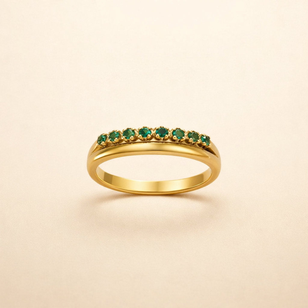 Elegant, smaragdgrønn ring med raffinerte lag