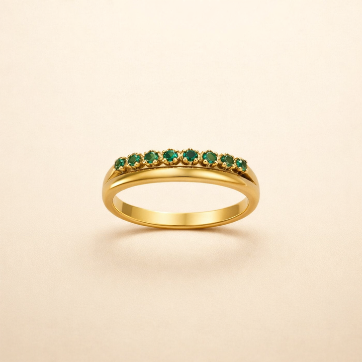 Elegant, smaragdgrønn ring med raffinerte lag