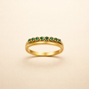 Elegant, smaragdgrønn ring med raffinerte lag