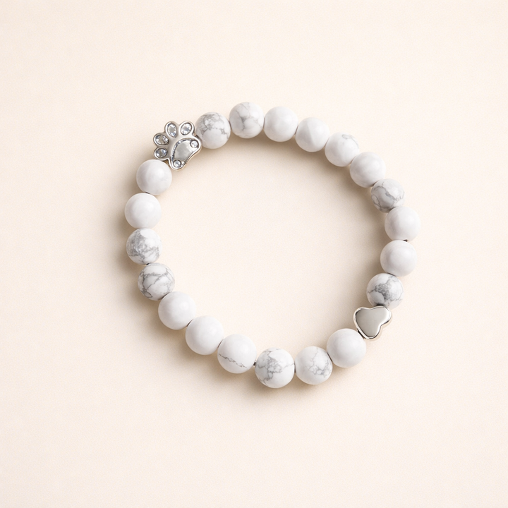 Armbånd med naturlige edelsteiner og pote- og hjertecharm – Håndlaget design
