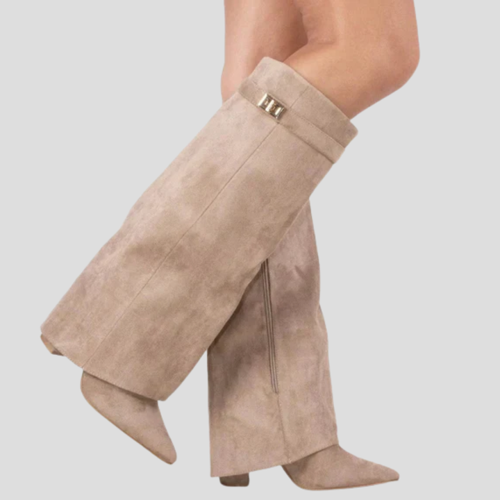 Høye støvler med klaff og blokkhæl