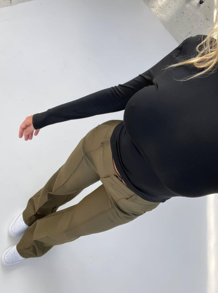 Women's pants with high waist and wide legs