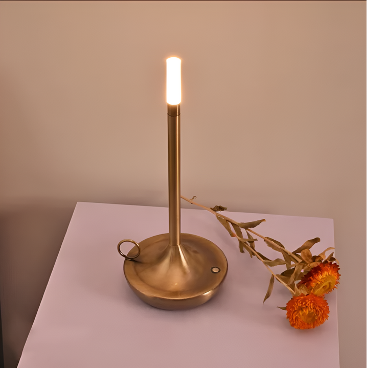 Wiederaufladbare Tischlampe mit Kerze