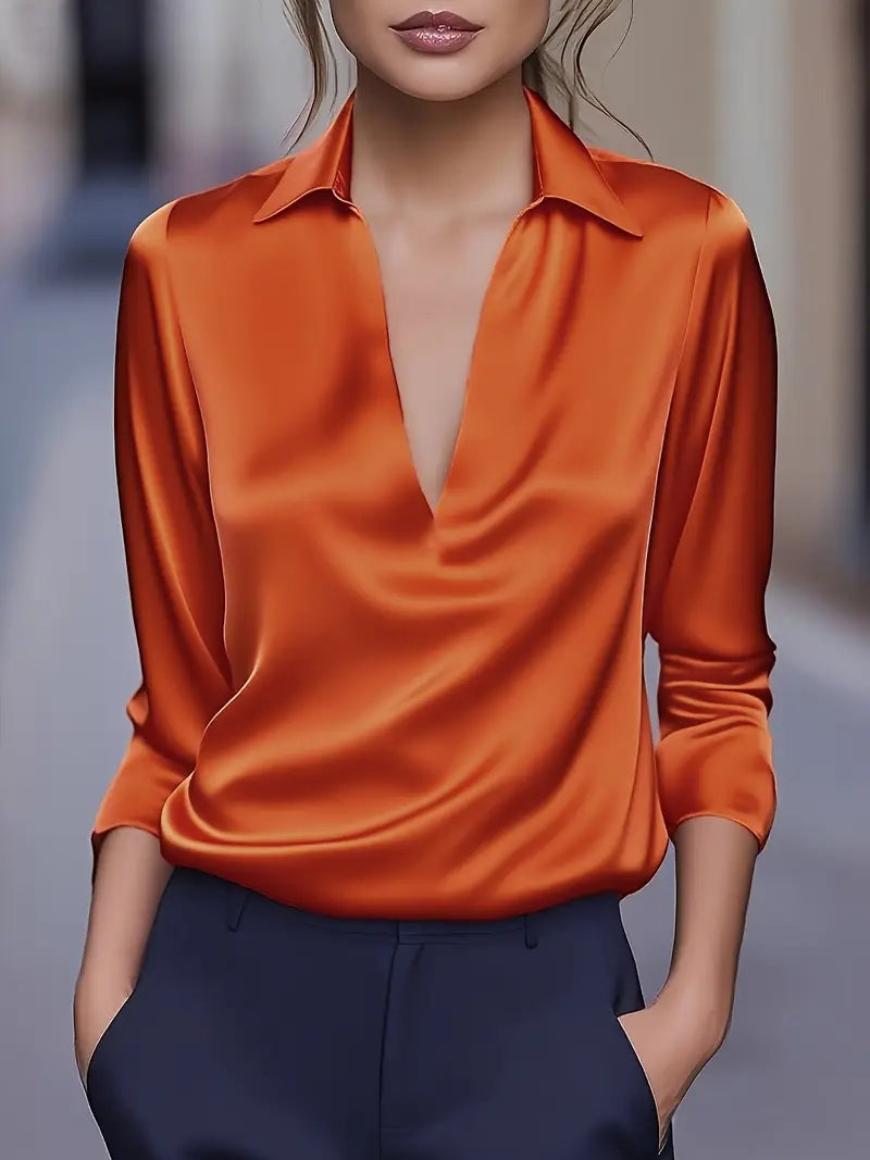 Satengbluse for dame med V-hals og drapert krage