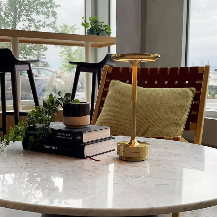 Trådløs og oppladbar LED-bordlampe med dimmefunksjon