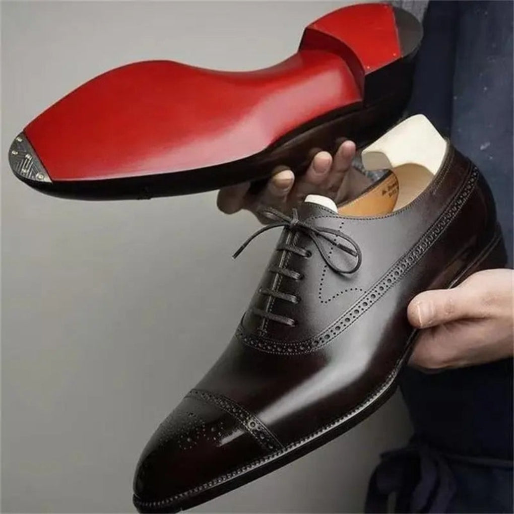 Herrenschuhe aus poliertem Leder mit Brogue-Details