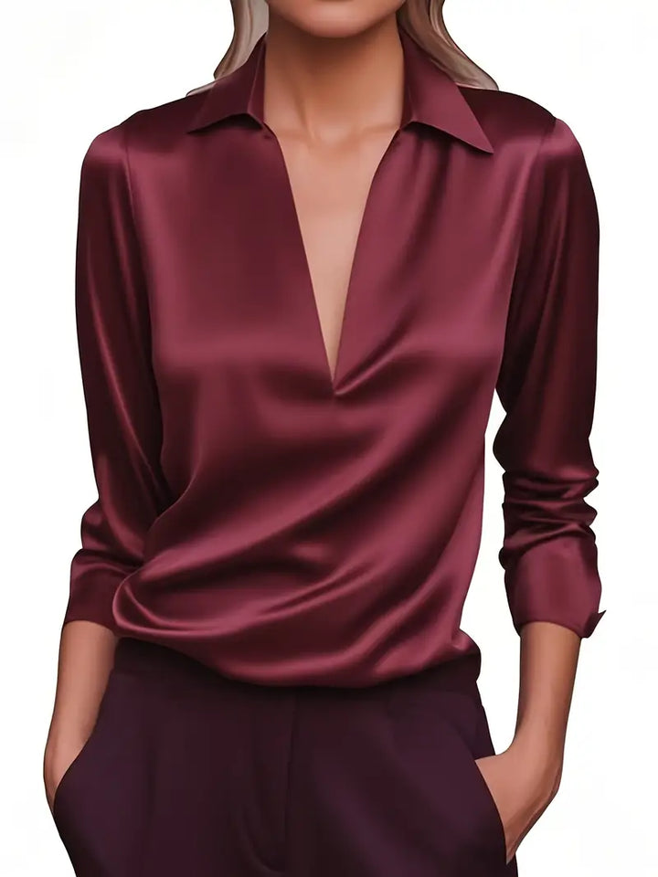 Satengbluse for dame med V-hals og drapert krage