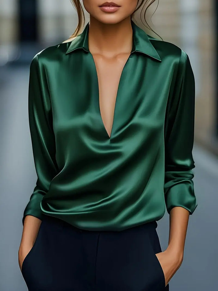 Satengbluse for dame med V-hals og drapert krage