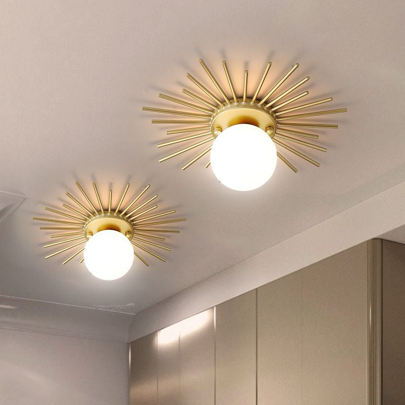 Sfærisk taklampe med skjerm i matt glass – minimalistisk 1-pære takmontering i gull