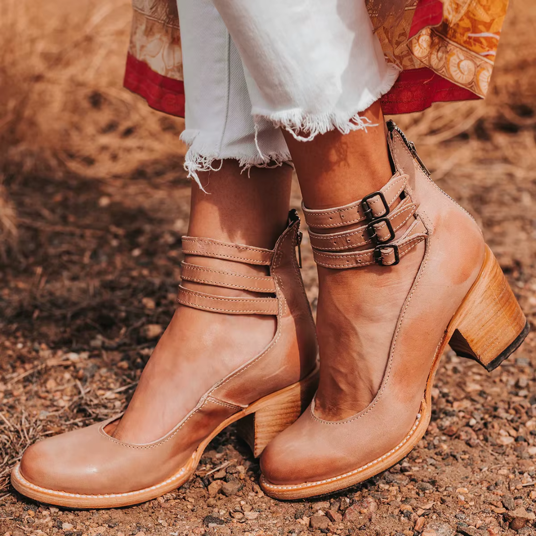Vintage-inspirerte pumper med ankelstropp og kraftig hæl
