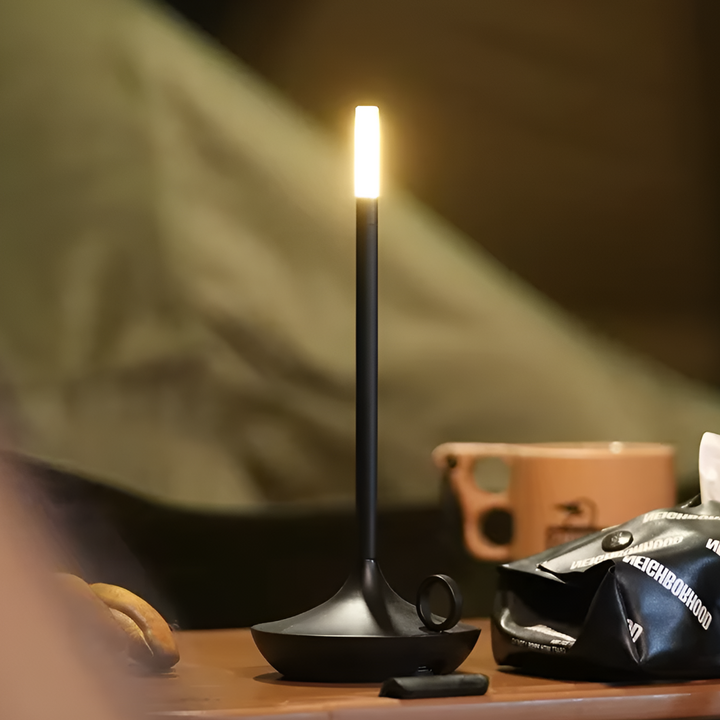 Wiederaufladbare Tischlampe mit Kerze