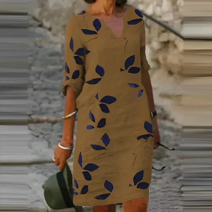 Sommerkleid mit Blattdruck und elegantem V-Ausschnitt