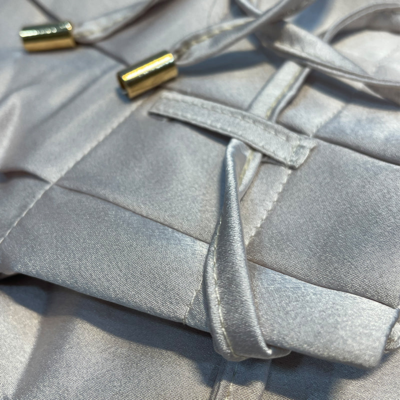 Luksuriøst todelt sett med elegant topp og utsvingte bukser