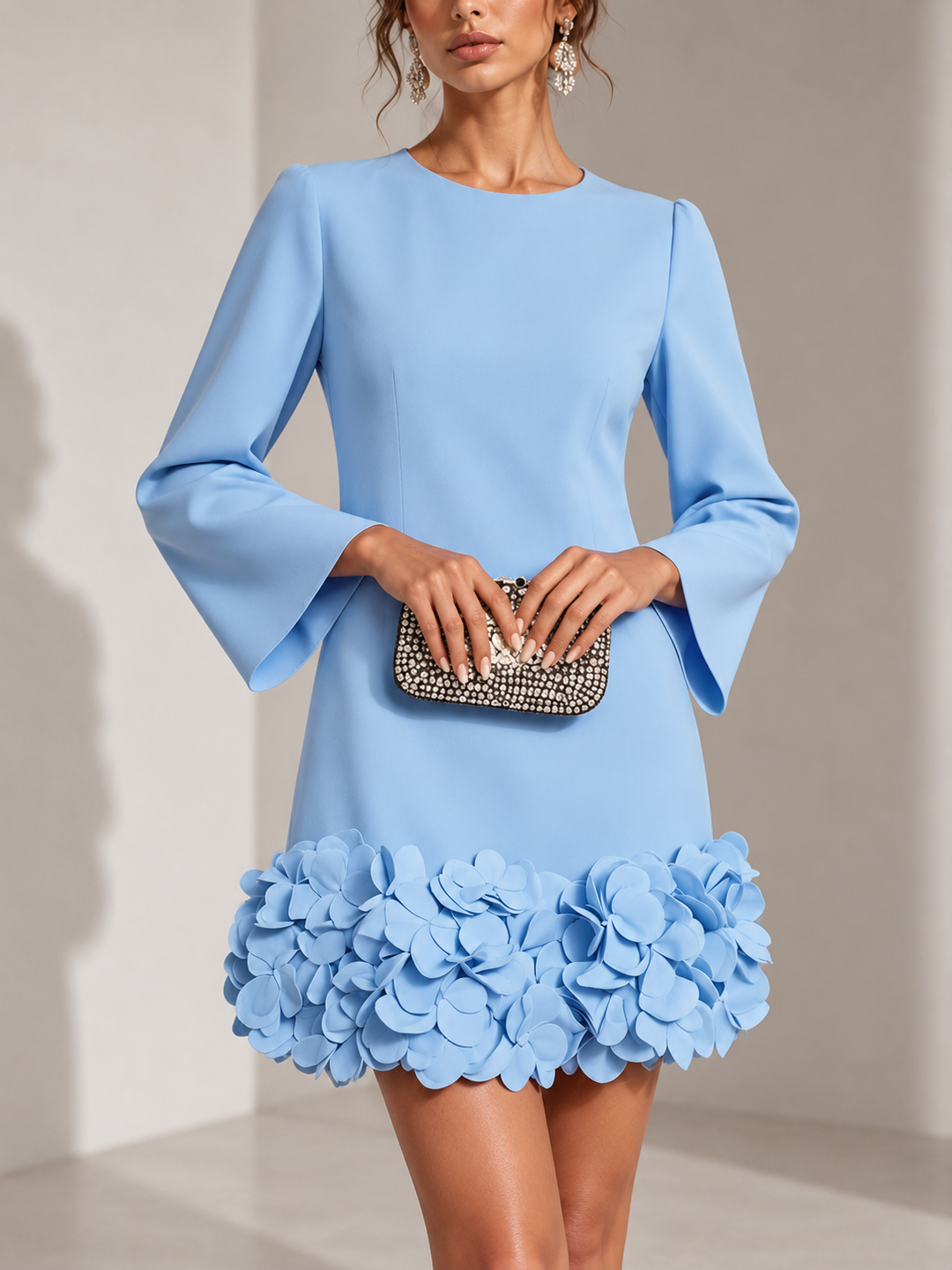Elegant kort kjole med 3D-blomsterapplikasjon og utsvingte lange ermer