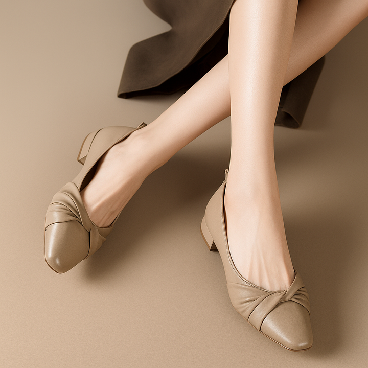 Women's shoes with low heel and pointed toe in soft leather