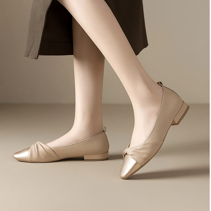 Women's shoes with low heel and pointed toe in soft leather
