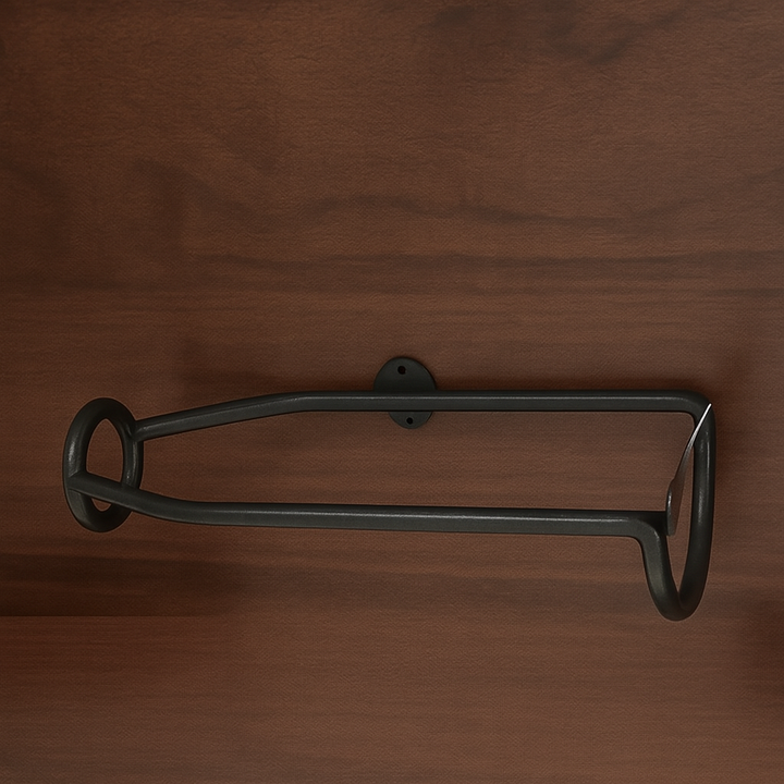 Elegant veggmontert jernvinholder for vinkjennere