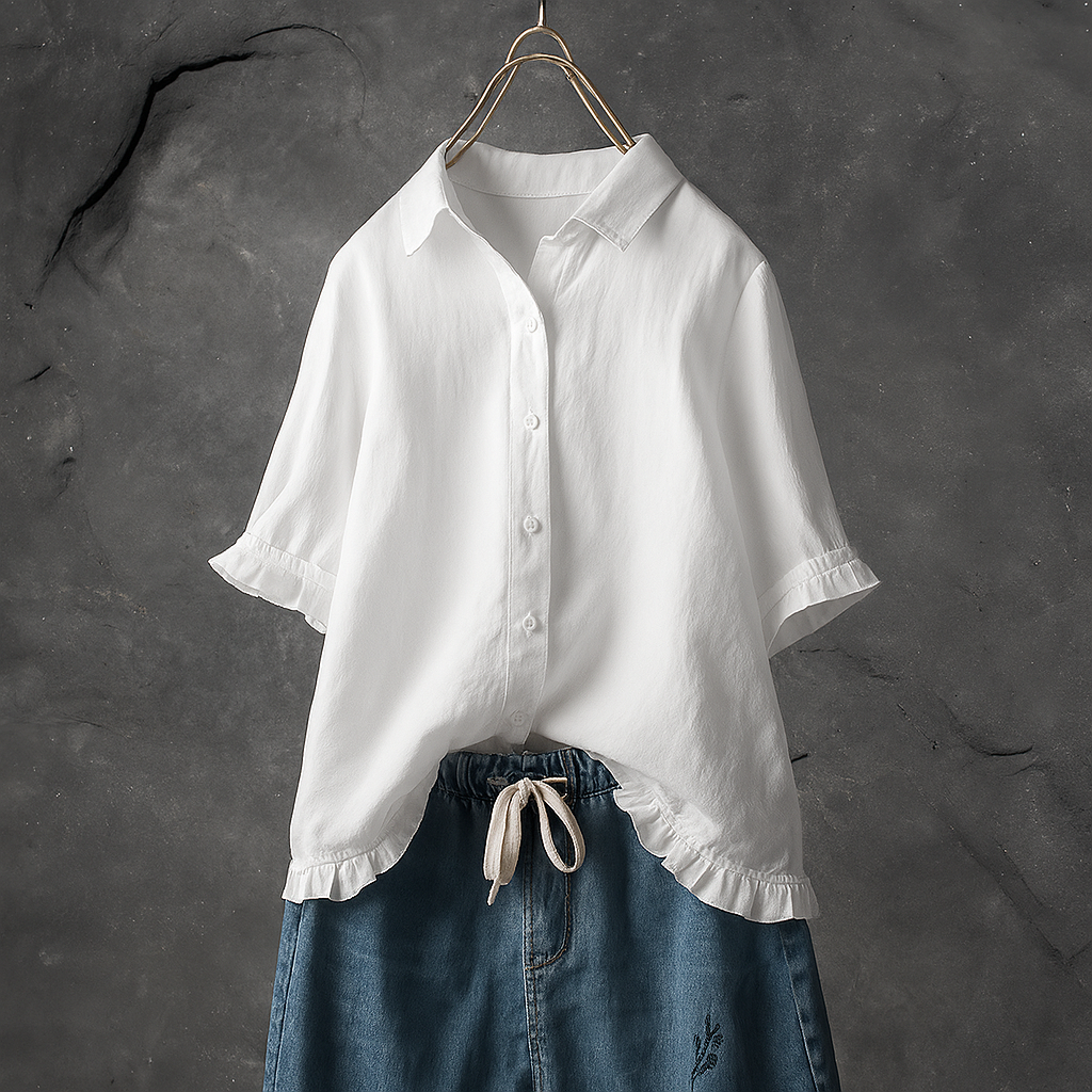 Blouse in cotton with buttons and ruffles on the edge