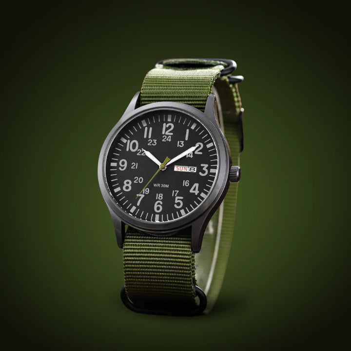 Herreklokke i feltstil med vevd tekstilreim og dagsdatovisning
