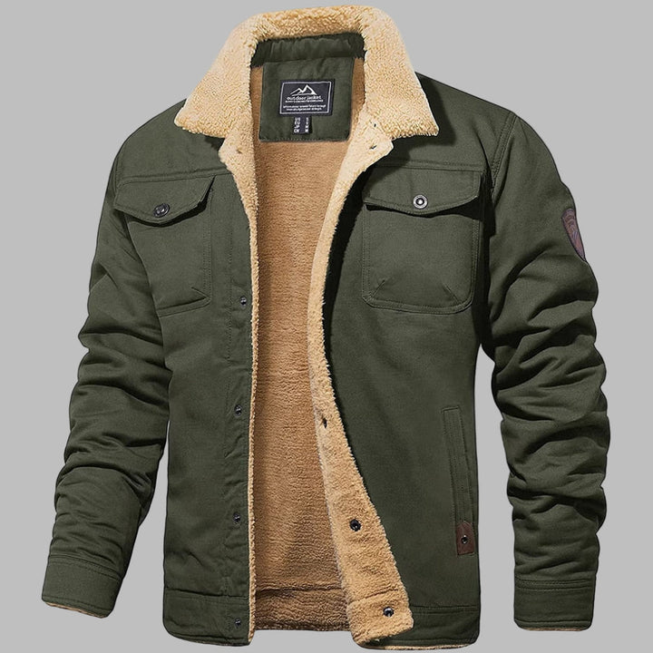 Groene heren bomberjack met beige fleece voering, opstaande kraag en knoopsluiting. Perfect voor wintermode en outdoor activiteiten.