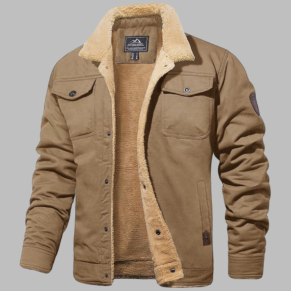 Bruine heren bomberjack met schapenvacht voering, knoopsluiting en borstzakken. Perfect voor wintermode en outdoor activiteiten.