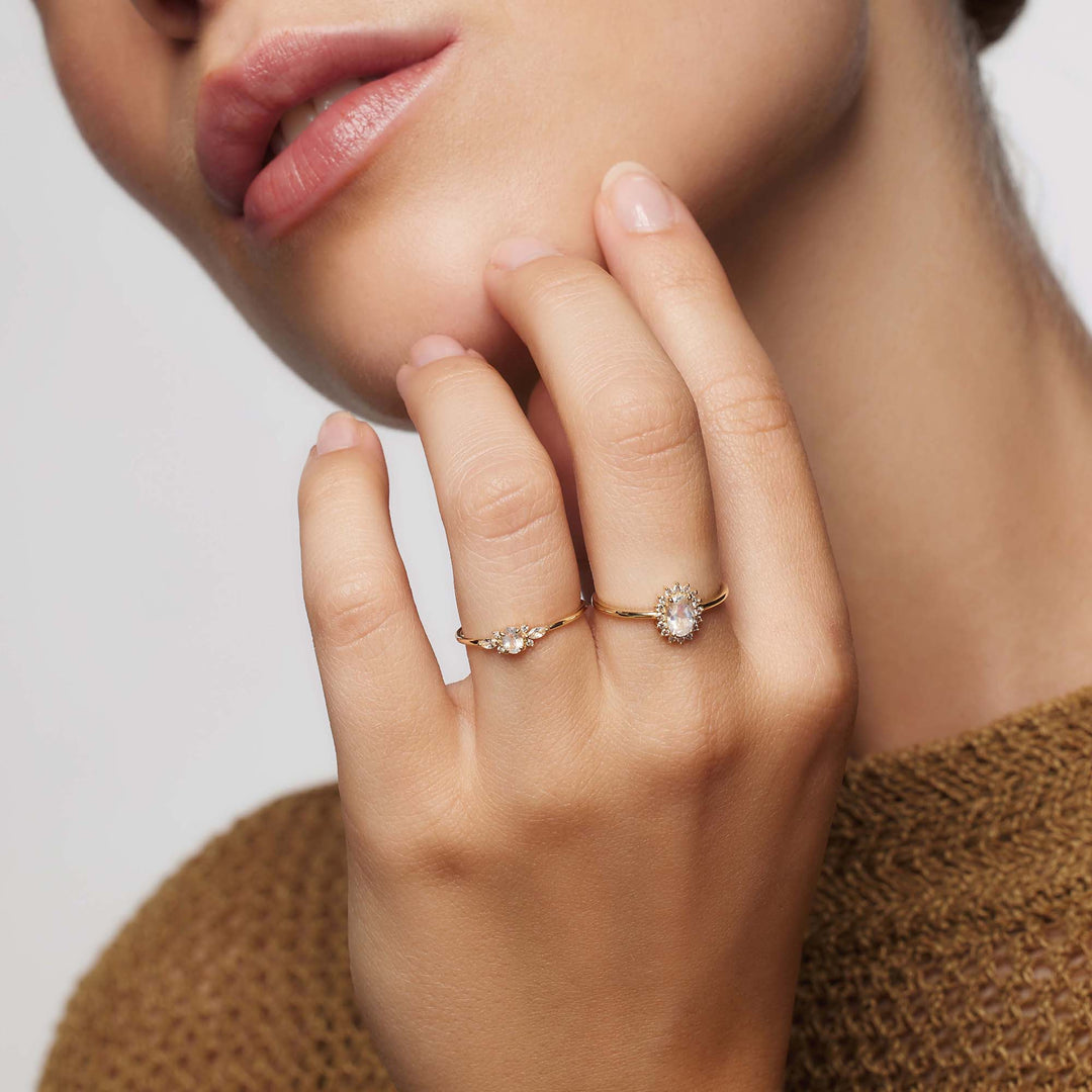 Gullring med opal og diamant
