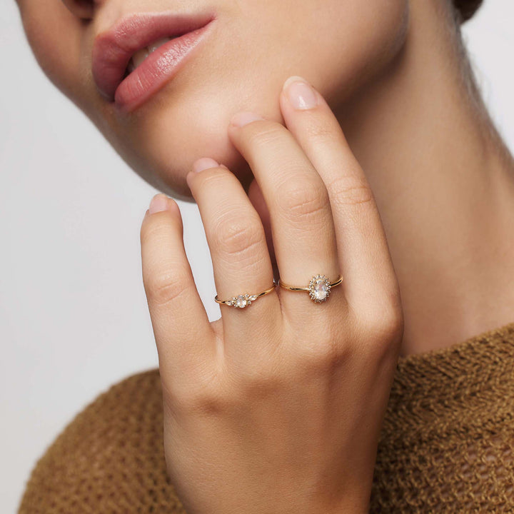 Gullring med opal og diamant