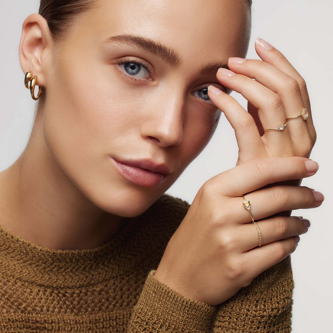 Gullring med opal og diamant