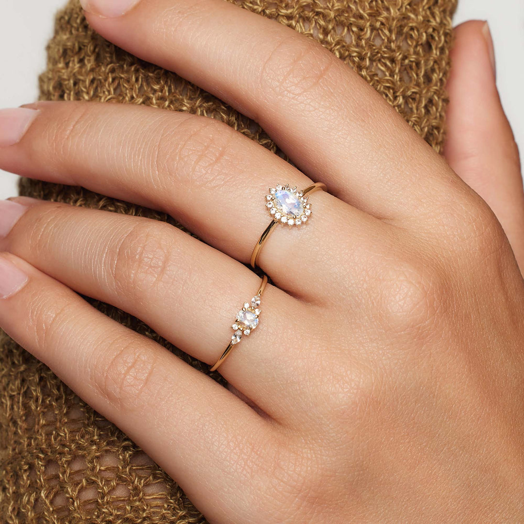 Gullring med opal og diamant