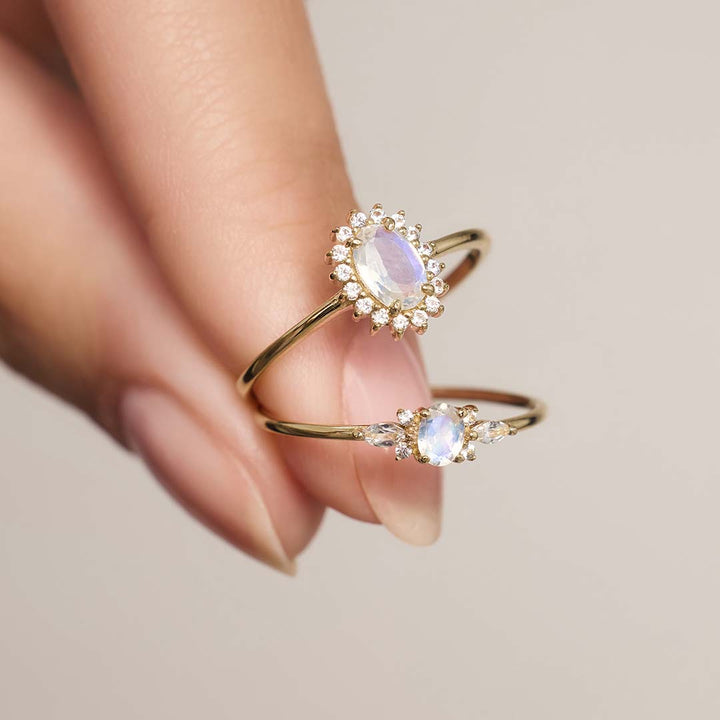 Gullring med opal og diamant