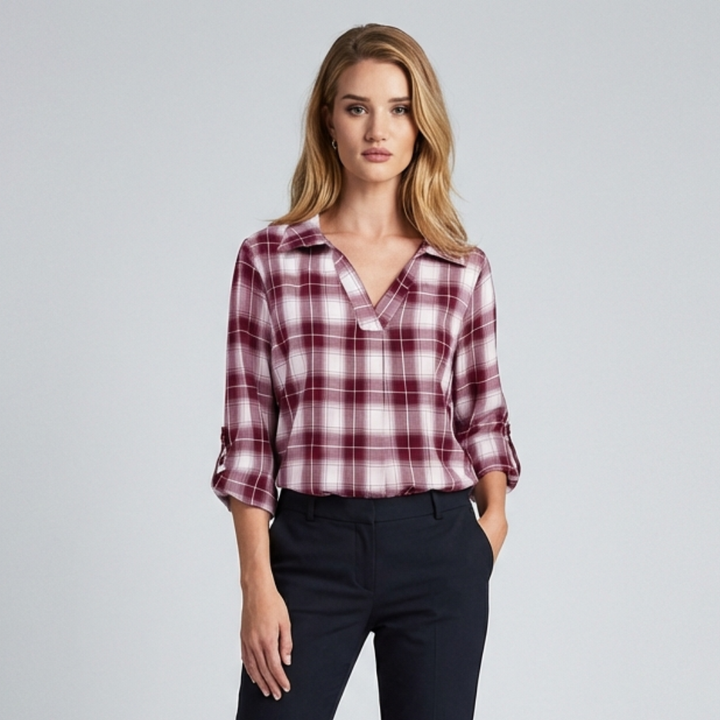 Damebluse med rutete ermer og V-hals