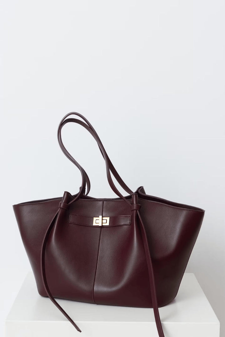 Totebag i skinn til daglig bruk med lukking foran