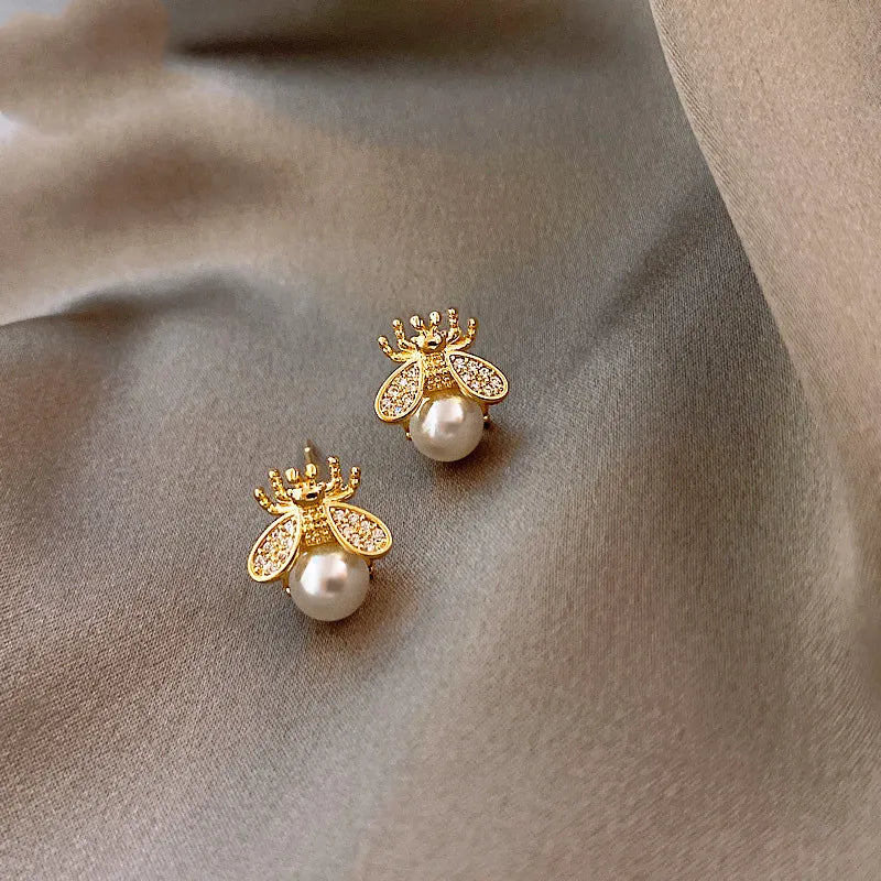 Honningbie Perle Stud-øredobber – Elegante gullsmykker for kvinner