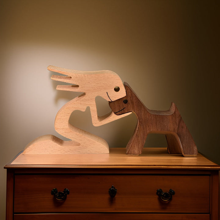 Treskulptur av menneske og hund, håndlaget