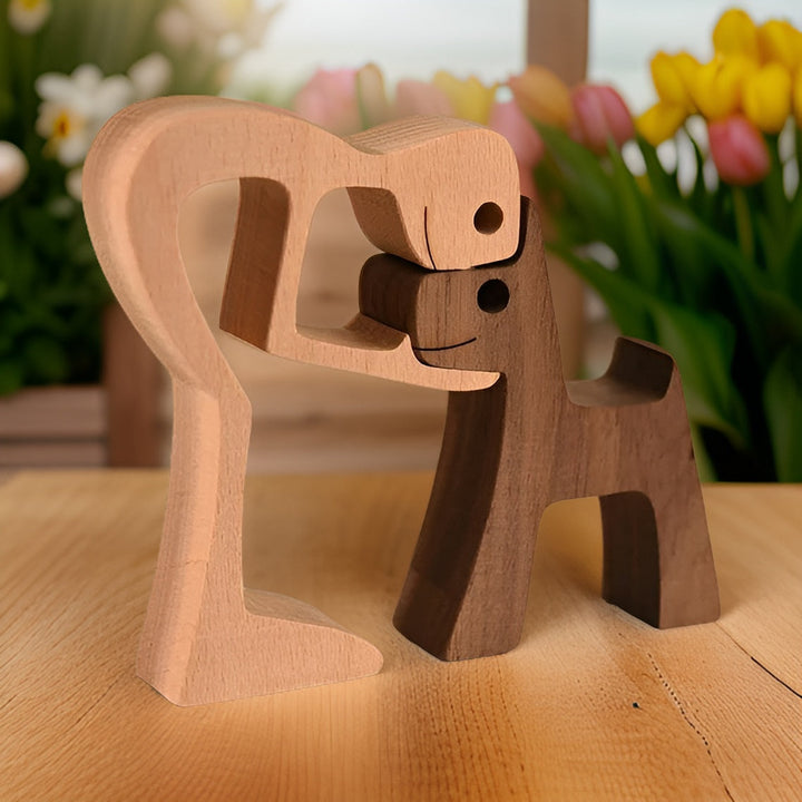 Treskulptur av menneske og hund, håndlaget