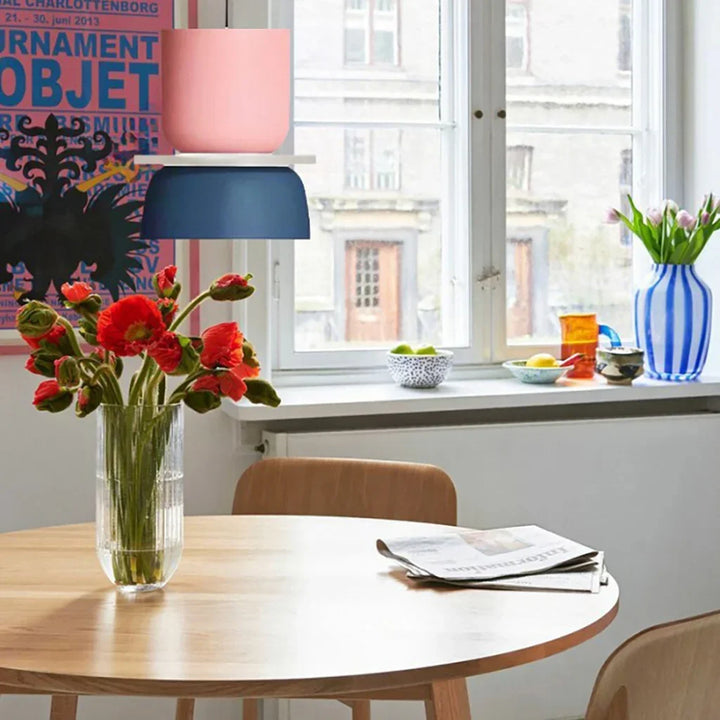 Hengelampe i akryl med fargeblokk, nordisk stil