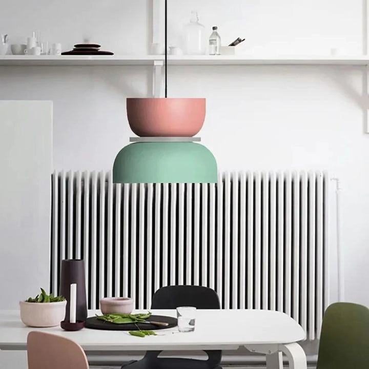 Hengelampe i akryl med fargeblokk, nordisk stil