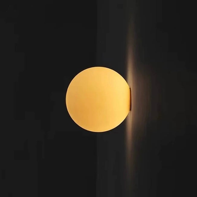 Moderne LED-vegglampe med globe i matt glass, 1 lyskilde