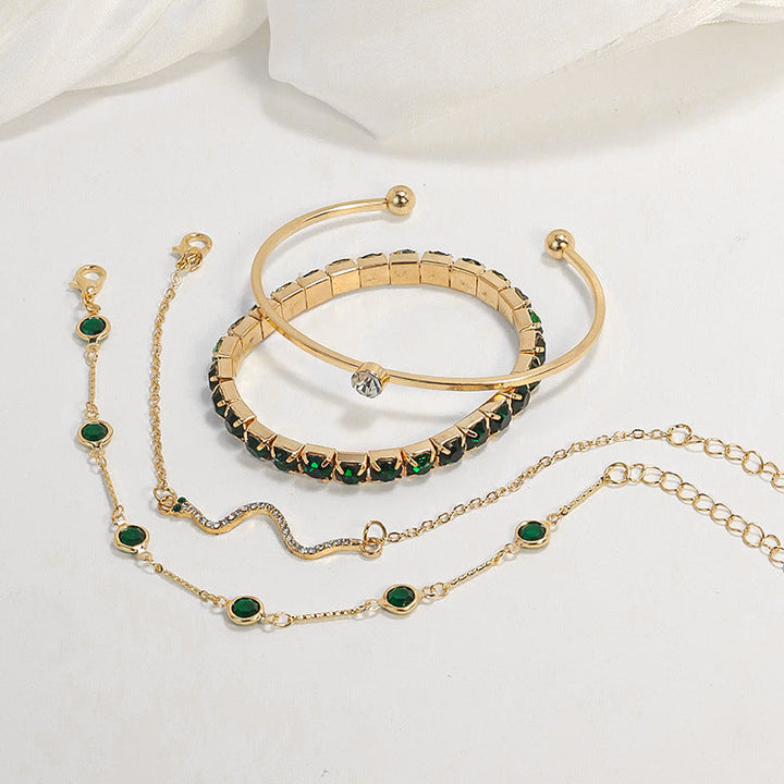Elegant armbåndsett i gull med raffinerte detaljer